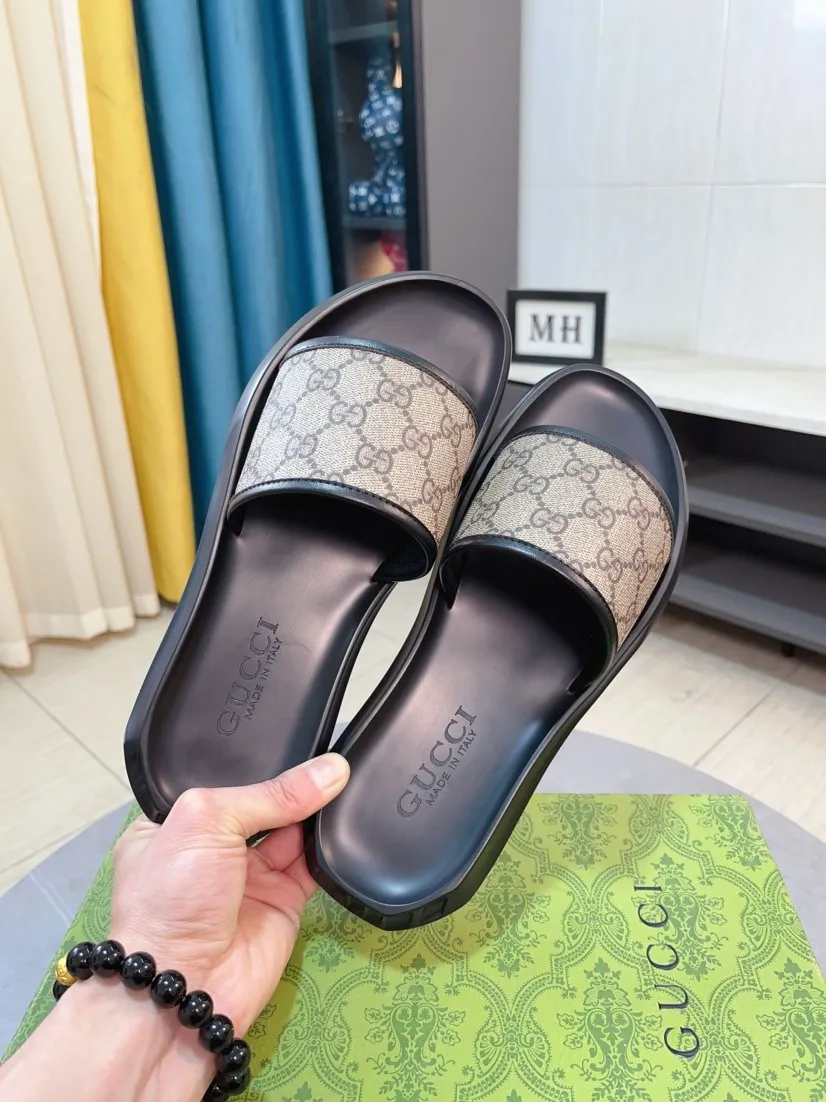 Men's shoes 💰260🌹🌹 (gucci-Gucci) New men's slippers, high-end boutique, made of cowhide, with exquisite embossed logo decoration on the upper, fine workmanship, super soft soles, casual, loose and comfortable, a must-have in summer! \nsize：38-44